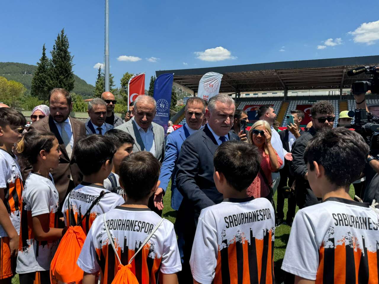 Muğla'da Bakan Osman Aşkın Bak'tan Gençlerle Futbol Keyfi: Atatürk Stadyumu'nda Gol Yağmuru 7